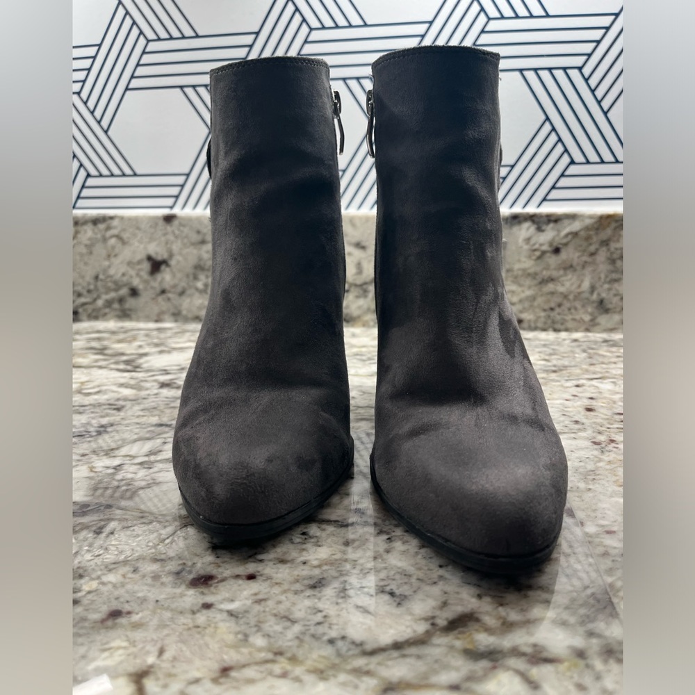 Liz Claiborne Temple Gray suede like stacked heel booties Size 9 1/2 - Picture 2 of 9